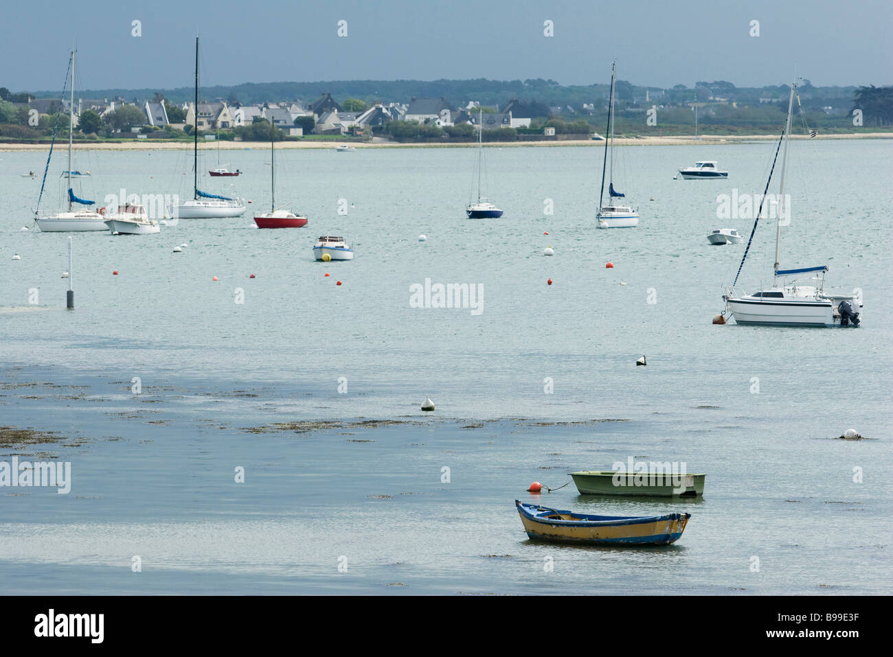 Angelboote/Fischerboote im Hafen, Bretagne, Frankreich Stockfoto