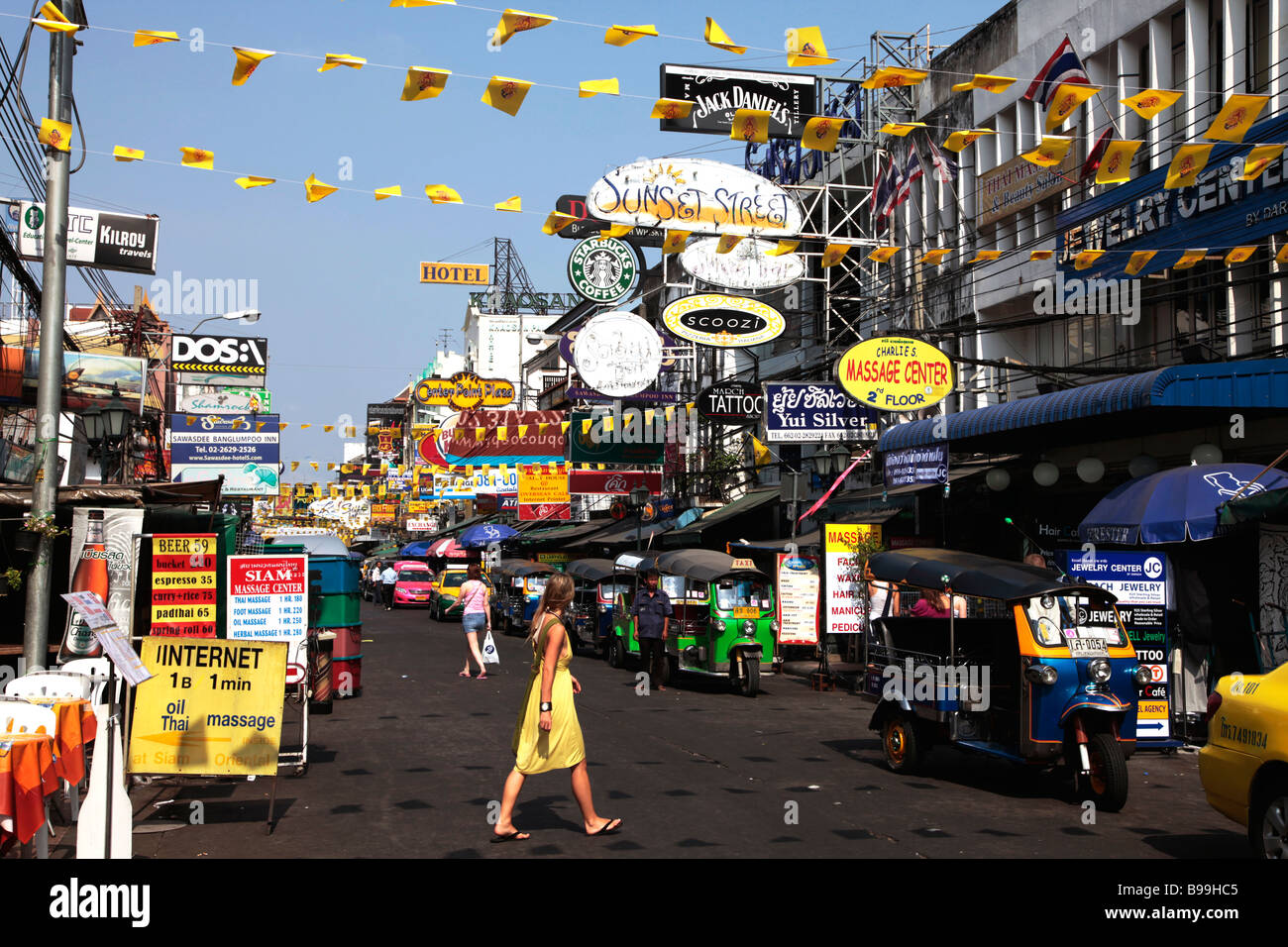 Touristen, die Überquerung der Khao San Road, Bangkok, Thailand Stockfoto