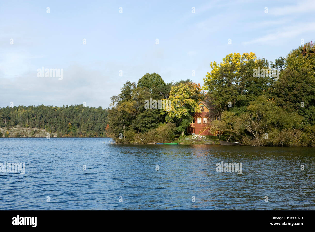 Haus am bewaldeten Seeufer Stockfoto