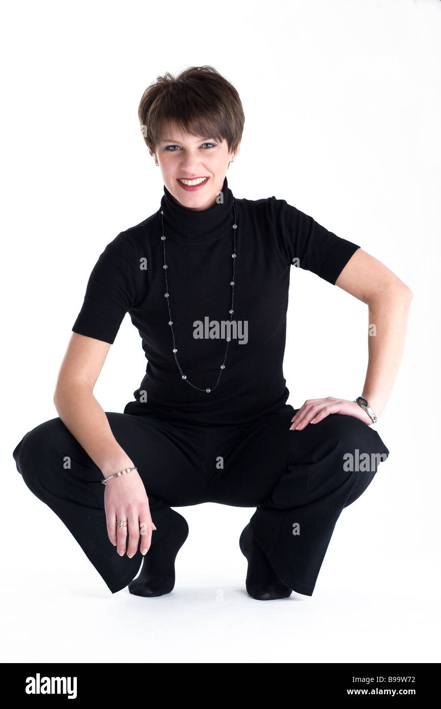 Lächelnde Frauen in schwarzen Kostüm Stockfoto