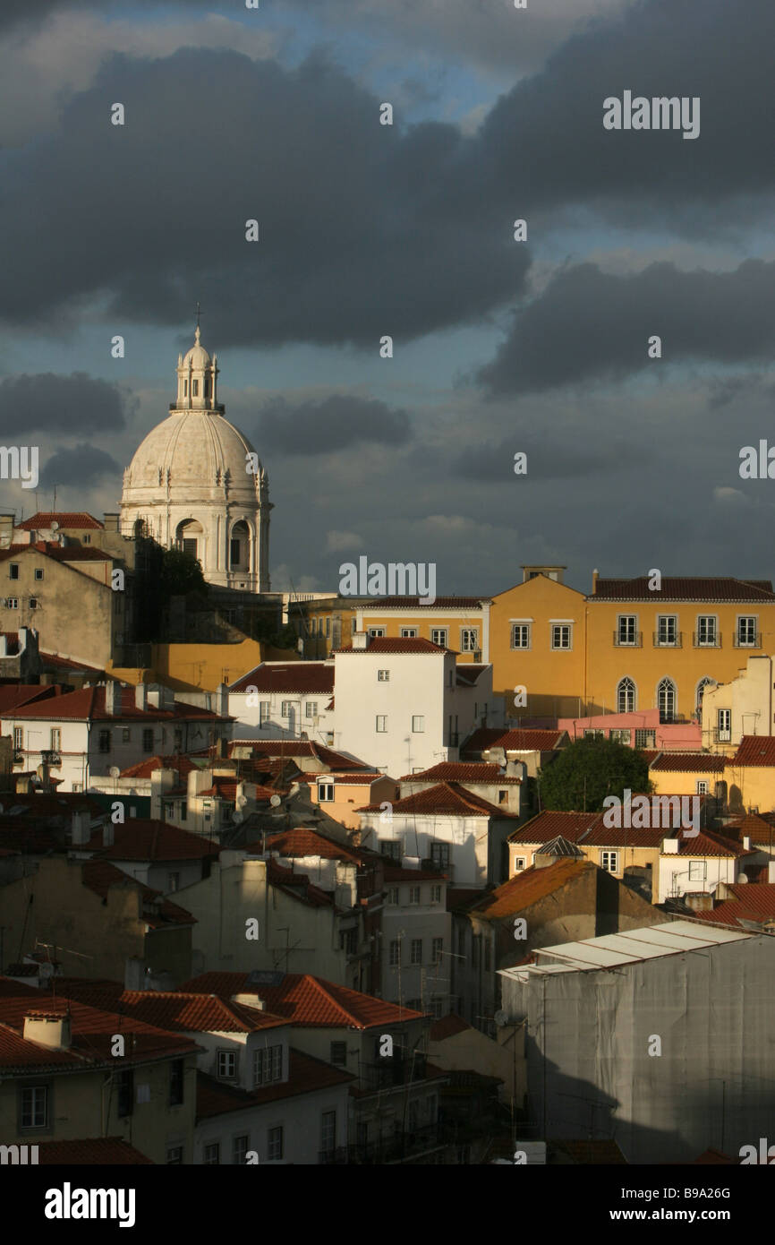 Die gewölbte nationalen Pantheon links scheint über der Altstadt Alafama in Lissabon. Stockfoto