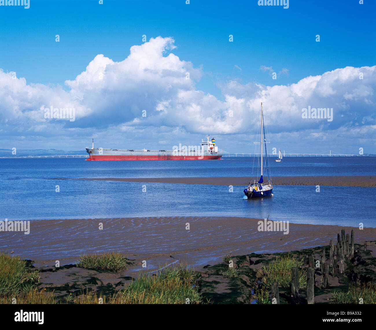 Ein Frachtschiff verlässt Avonmouth Docks in der Mündung des Flusses Severn vor der zweiten Severn Crossing. Aus Portishead, Somerset, England. Stockfoto