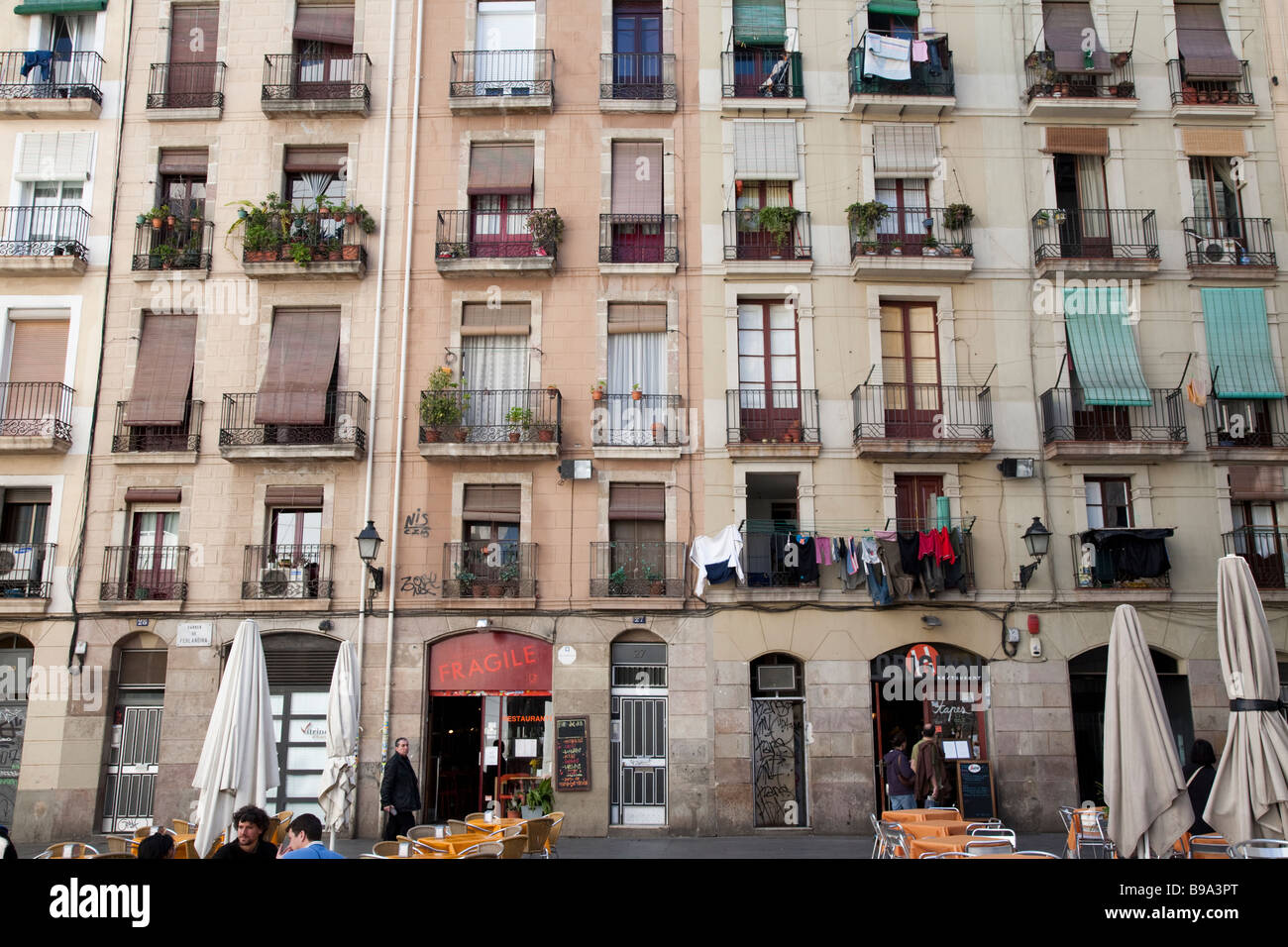 Fenster, Türen und Balkone, Barcelona, Spanien Stockfoto
