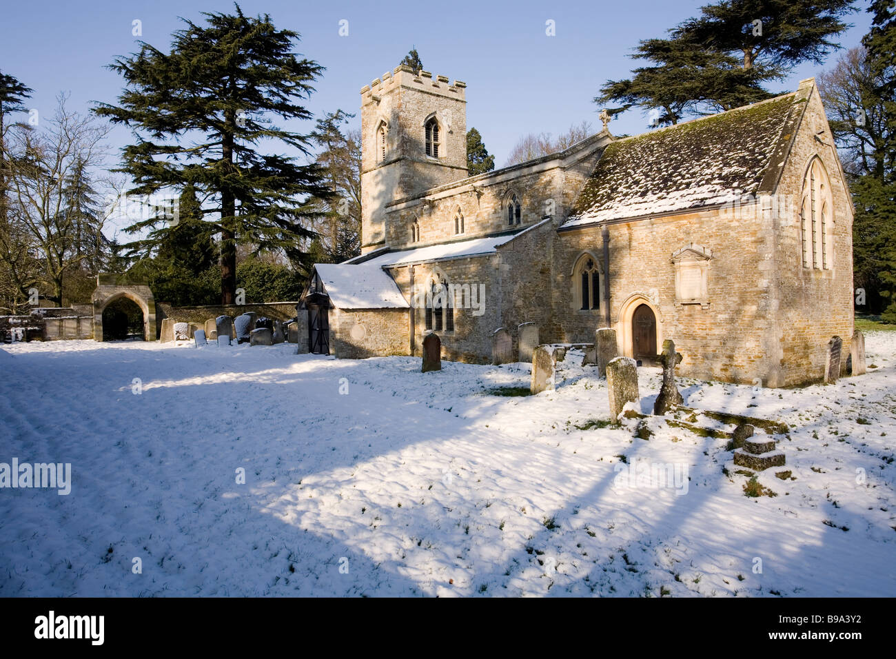 Lyndon Rutland St.-Martins-Kirche nach einem Schneefall Stockfoto Lyndon Rutland St.-Martins-Kirche nach einem Schneefall Stockfoto