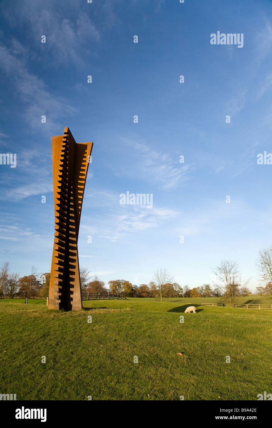 Kreuzung von Nigel Hall in Yorkshire Sculpture Park (vertikal) Stockfoto