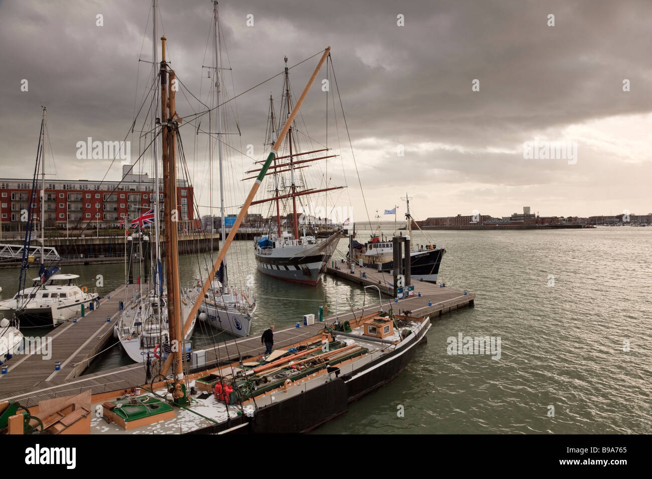 Sonnenuntergang über traditionelle Segelschiffe Gunwharf Quays Portsmouth Stockfoto
