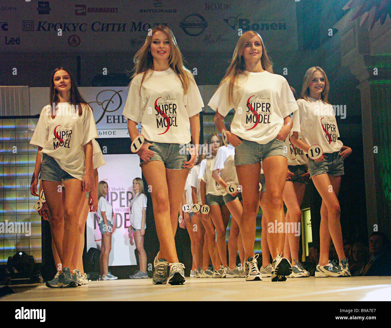 Die 20 Finalisten der Welt Supermodel 13 russischen Städten vertreten und variieren im Alter von 14 bis 22 Stockfoto