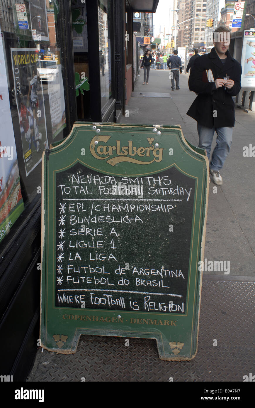 Die Nevada Smith Bar im Stadtteil East Village von New York wirbt es s im Fernsehen Fußballspiele Stockfoto