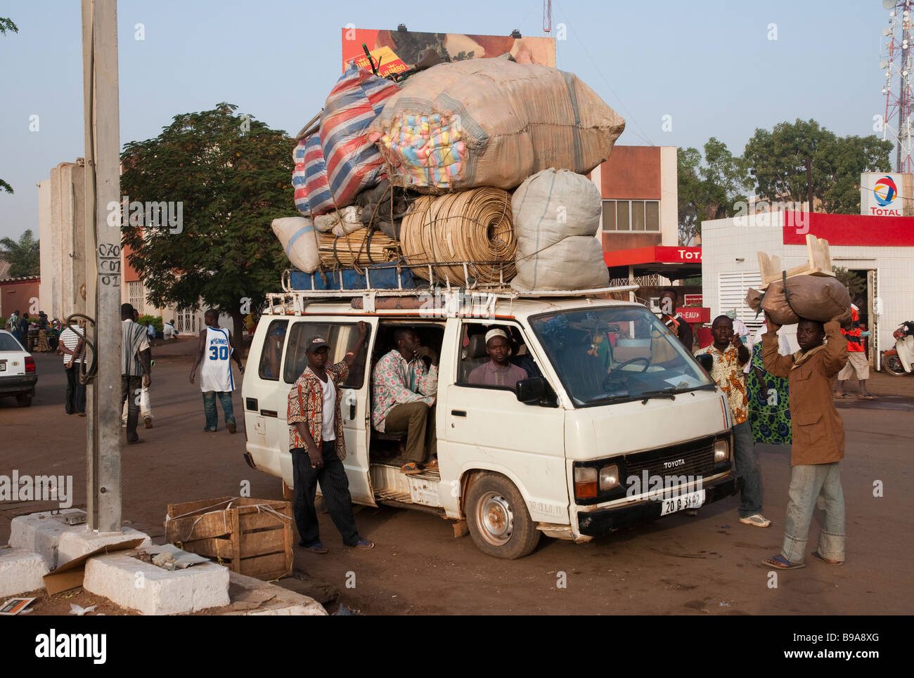 Westafrika Burkina Fasso Ougadougou überlastet Kleinbus auf der Straße Stockfoto