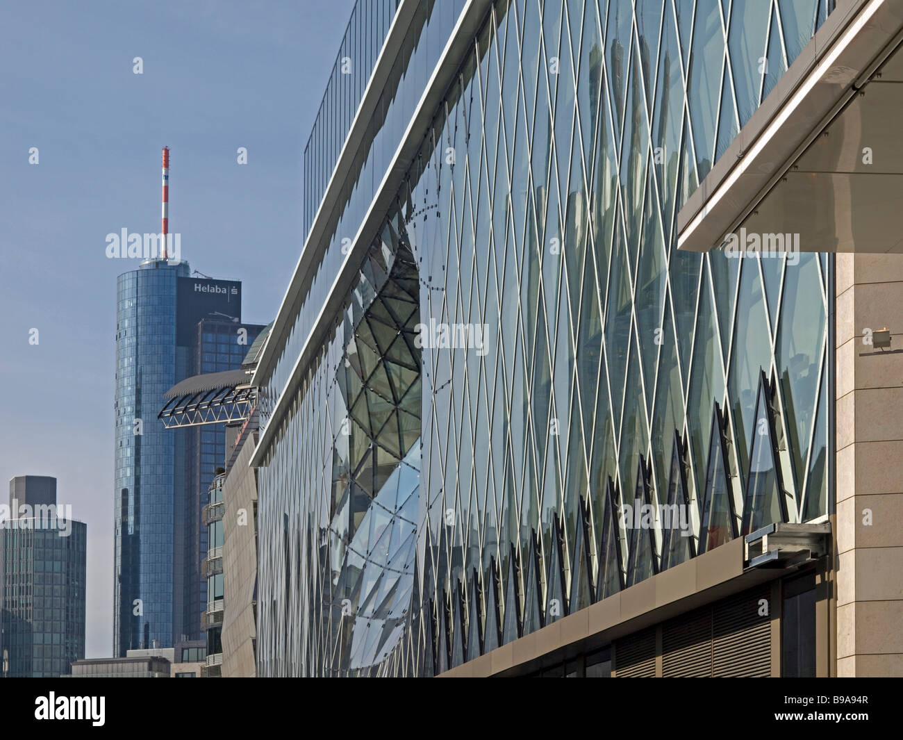 MyZeil ist ein gewaltigsten Gebäude des italienischen Architekten Massimiliano Fuskas mit 8 Etagen und 77 000 qm projizierte Stockfoto