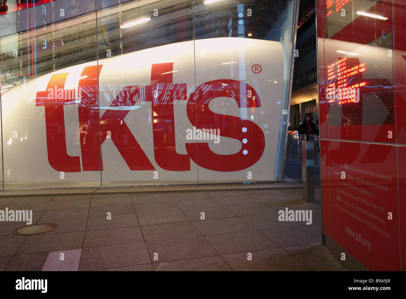 Städtisches Motiv der TKTS Stand auf dem Times Square, der verkauft Rabatt Broadway und Off-Broadway Show Tickets New York City Stockfoto