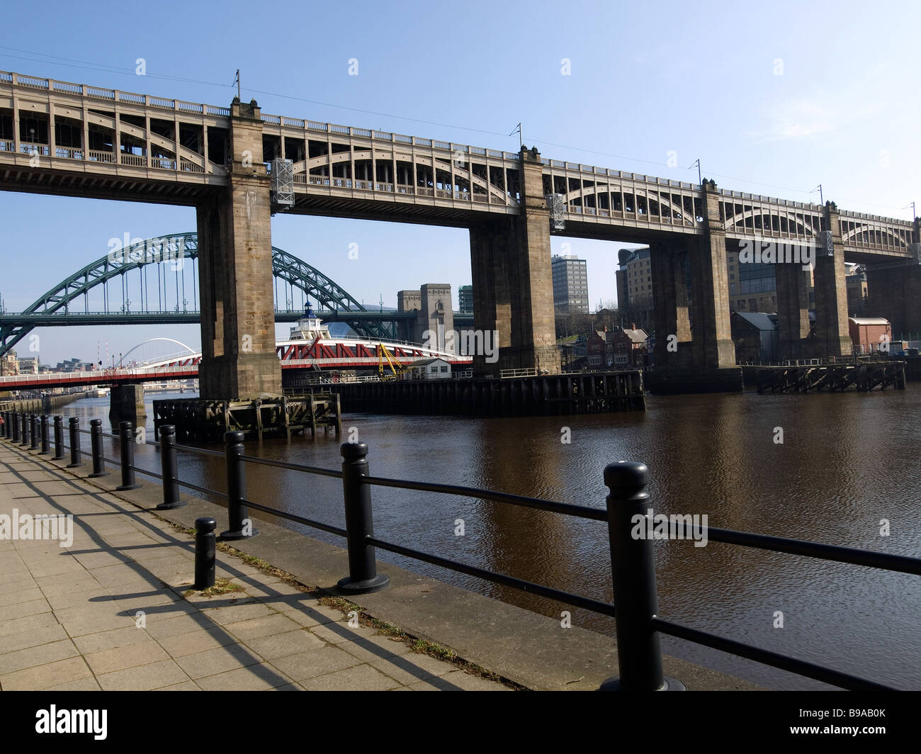 Die hohe Straße Schiene Brücke über den Fluss Tyne zwischen Newcastle und Gateshead 1850 erbaut und komplett renoviert im Jahr 2008 Stockfoto