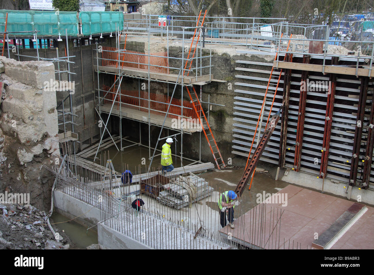 Bau Bau Website Werke Sperre Wand Ersatz Sanierung Instandhaltung Erneuerung Hampstead Fluss Medway Kent England uk Stockfoto