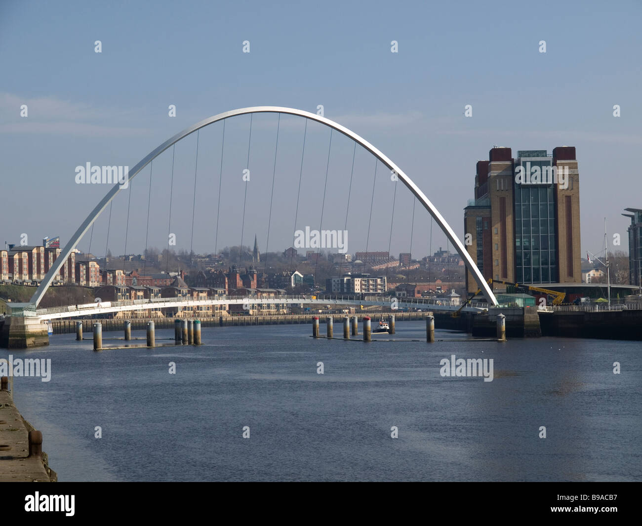 Der Millennium "Auge zwinkern" Fuß Brücke über den Fluss Tyne und die Ostsee-Zentrum für zeitgenössische Kunst-Gateshead Stockfoto