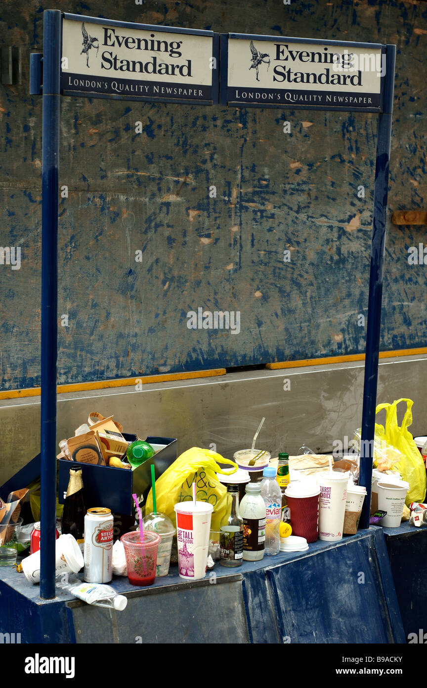 Müll beladen Zeitung stand außerhalb St. Pauls Tube Station, London. Stockfoto