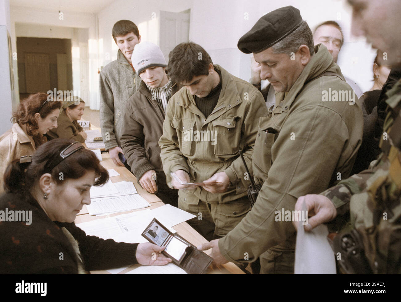 Wähler in Grosny gehen zu Staatsduma Wahlen Stockfoto