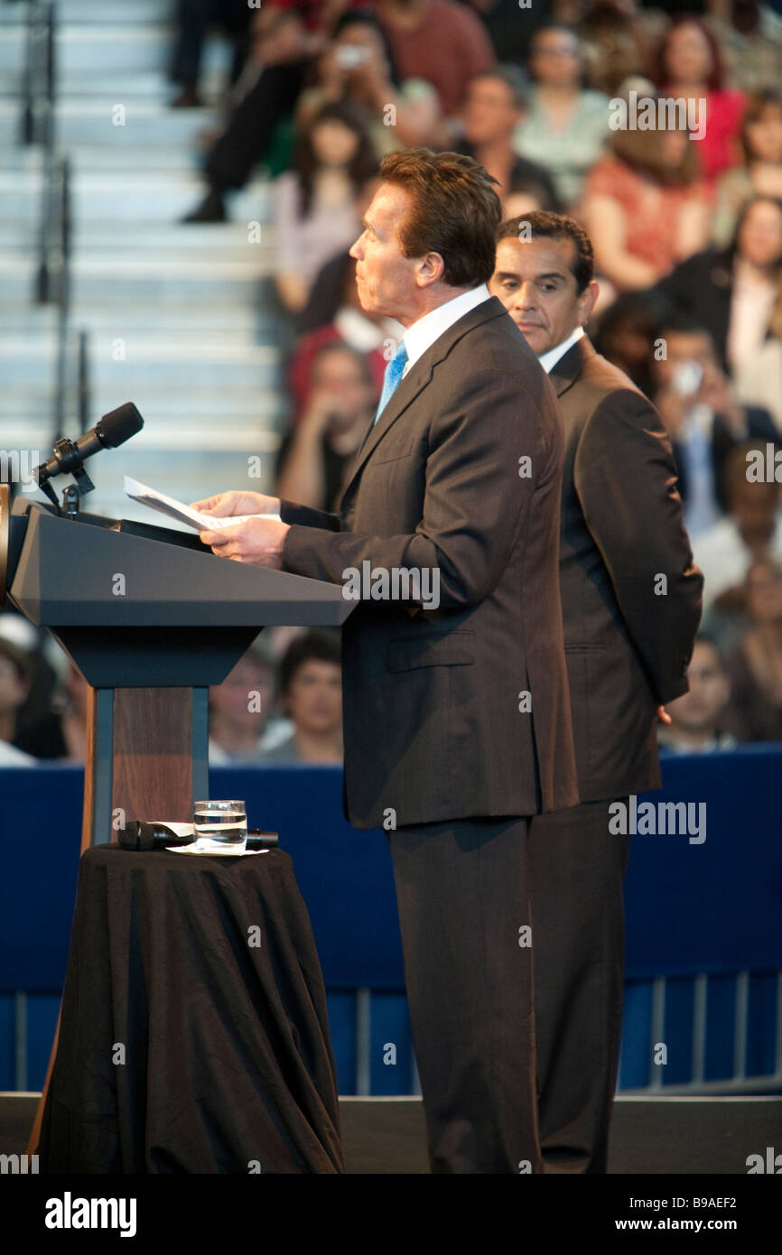 L.A. Bürgermeister Antonio Villaraigosa und Kalifornien Gouverneur Arnold Schwarzenegger Einführung von Präsident Barack Obama Stockfoto