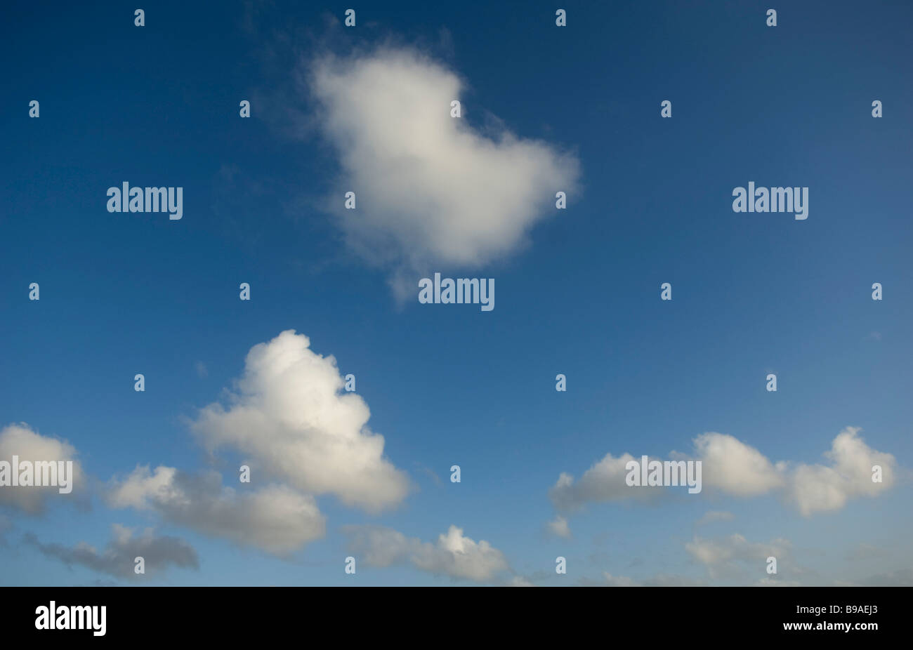 blauer Himmel mit Wolken Stockfoto