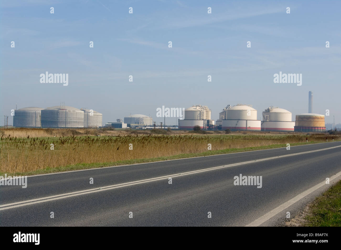 Verflüssigtes Erdgas LNG Lagertanks an das nationale Stromnetz Website Isle Of Grain Kent England gesehen durch den Dunst Stockfoto