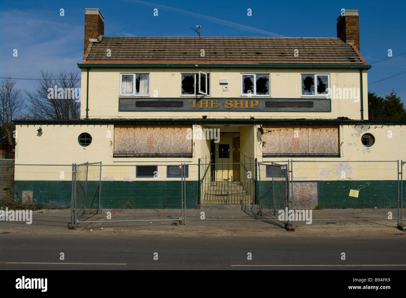 Verfallen die Schiff Public House untere Stoke Isle Korn Kent England geschlossen geschlossen mit Brettern vernagelt Dorf Pub Pubs Stockfoto