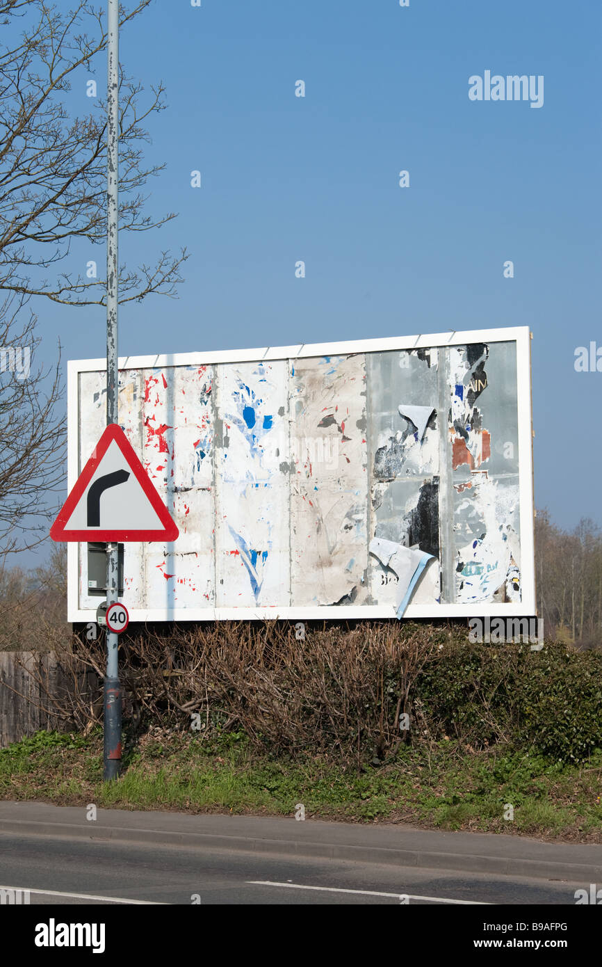 Ein unbenutztes, leere Werbung Billboard und Roadsign in Gegenüberstellung zu signalisieren einen Rückgang der Werbeausgaben Stockfoto