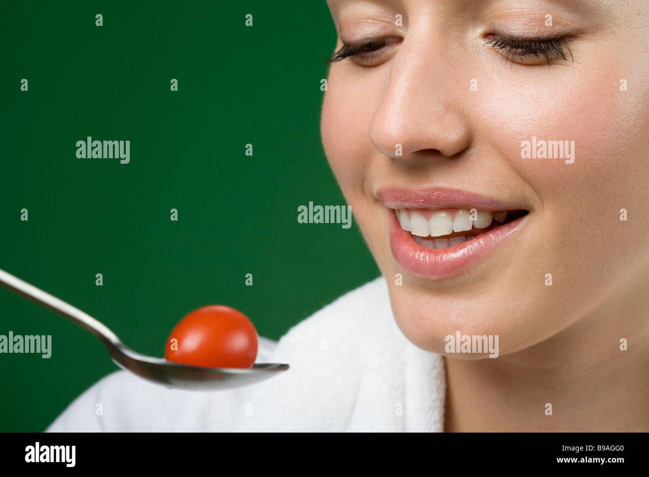 Frau, die Tomaten zu essen Stockfoto