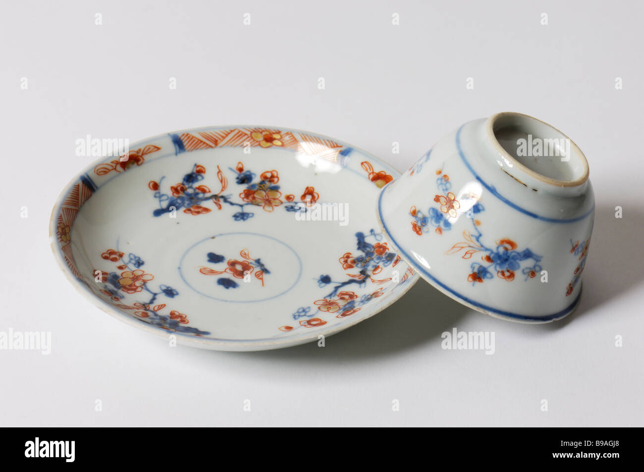 Ein 18. C. chinesisches Porzellan Teabowl und Untertasse mit Dekoration in der Imari-Palette; bekannt als "Chinesische Imari" Stockfoto