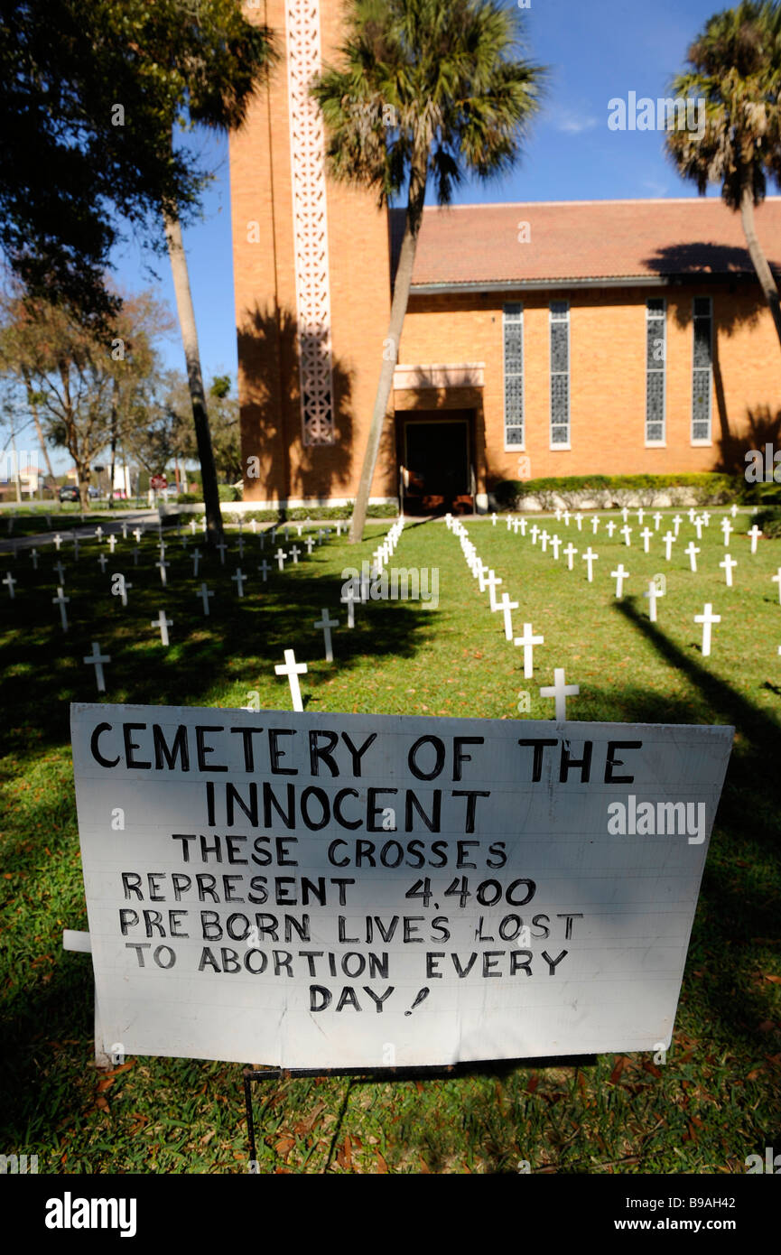 Kreuze und Zeichen auf kirchliche Rasen sind Abtreibungen durchgeführt Stockfoto