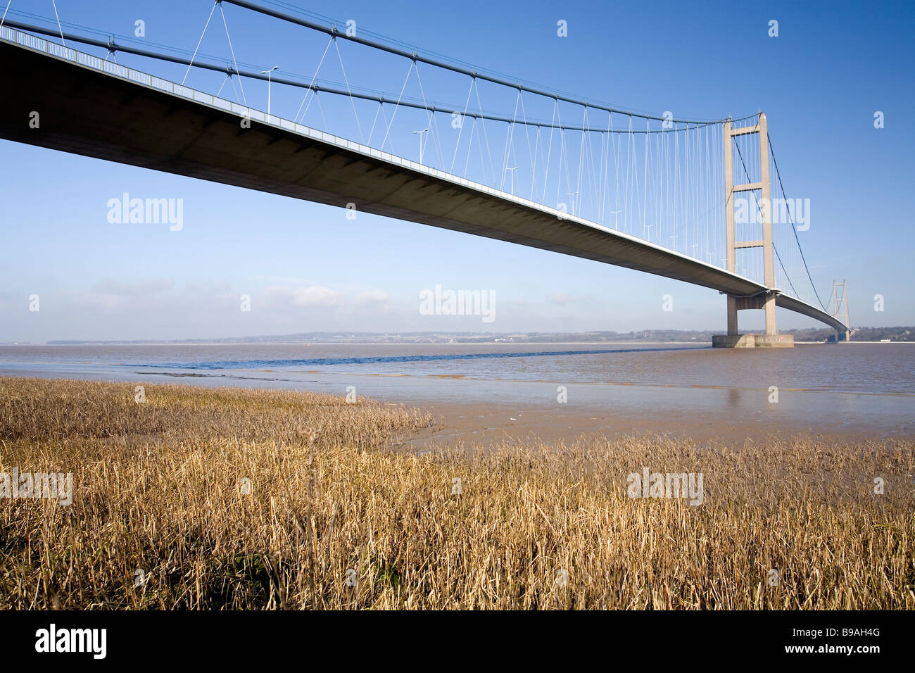 Humber Brücke über den Fluss Humber zwischen Kingston upon Hull und Barton auf Humber. Von Süden gesehen. Stockfoto