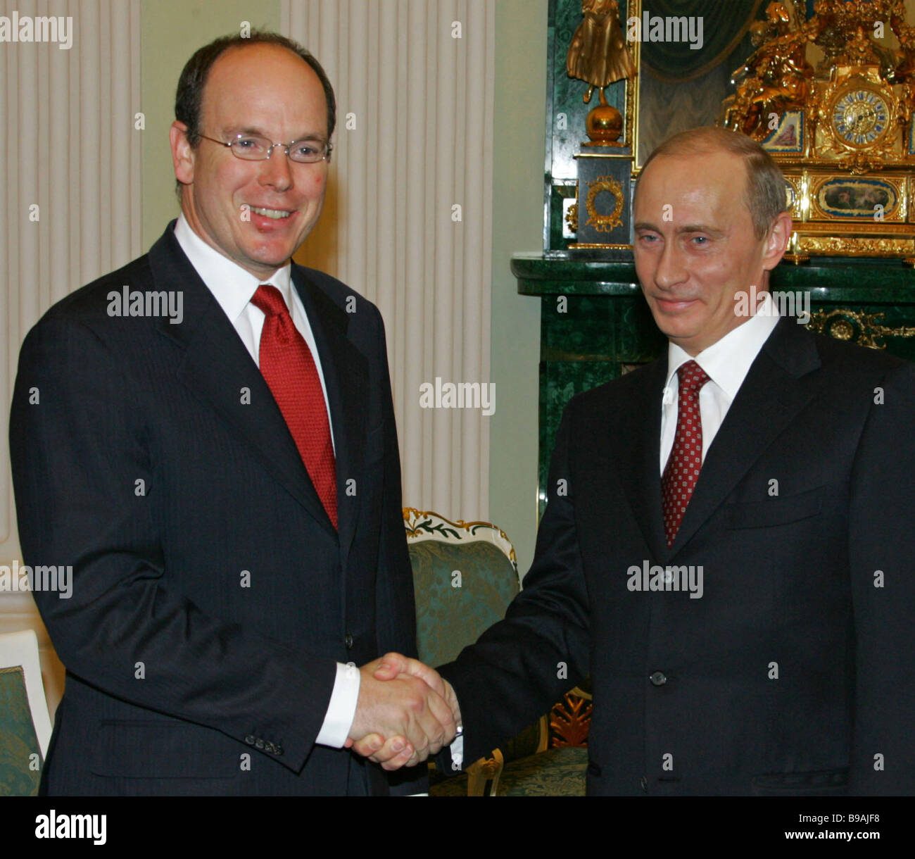 Albert II. Fürst von Monaco links und Russland s Präsident Vladimir Putin im Kreml zu erfüllen Stockfoto