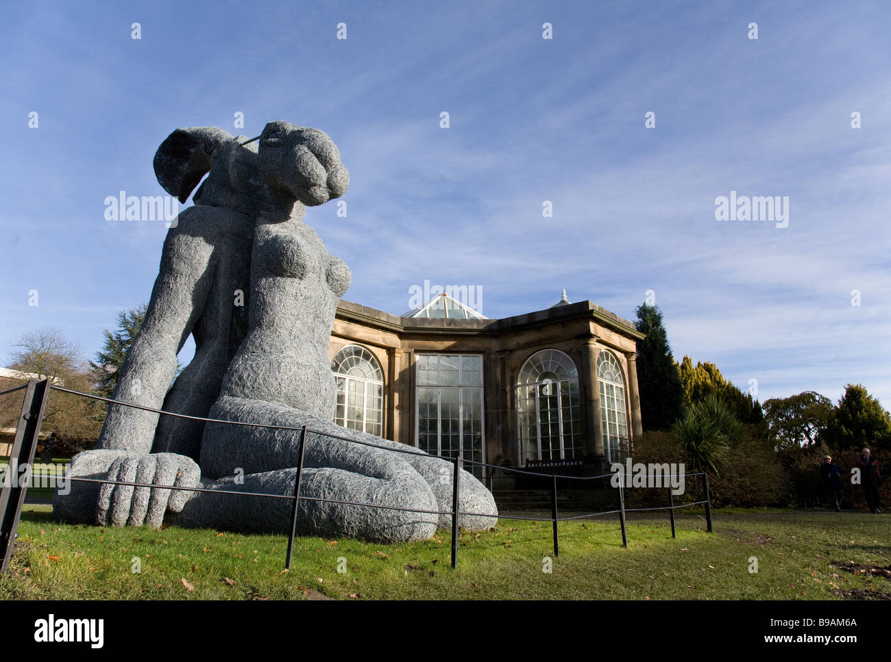 Frau Hase oder sitzen, eine Skulptur in Yorkshire Sculpture Park, einer der führenden europäischen Open-Air-Galerien Stockfoto