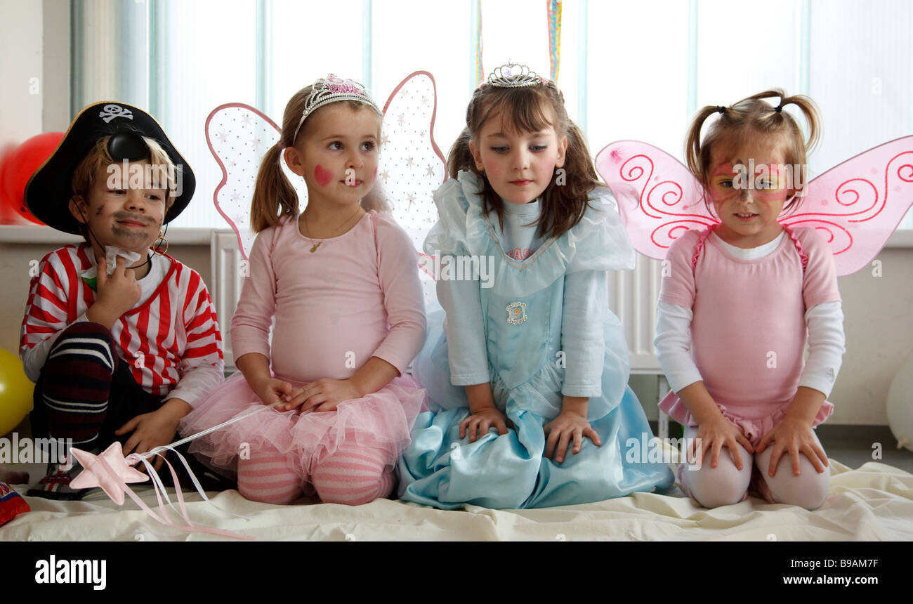 verkleidete Kinder im Kinder Karneval Stockfoto