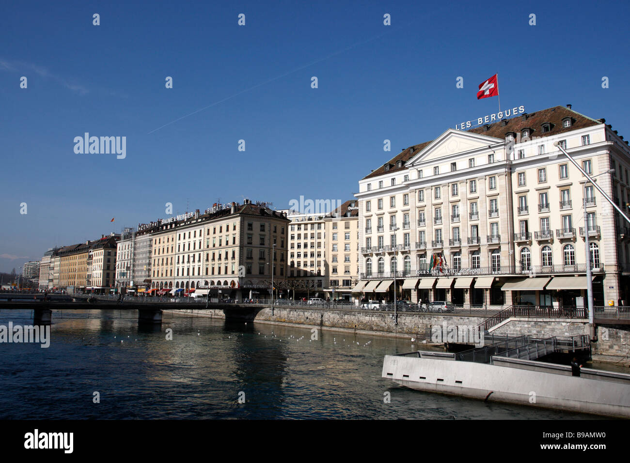 Gebäude entlang der Uferpromenade Quai des Bergues und Quai du Mont Blanc Genfer See Schweiz Stockfoto