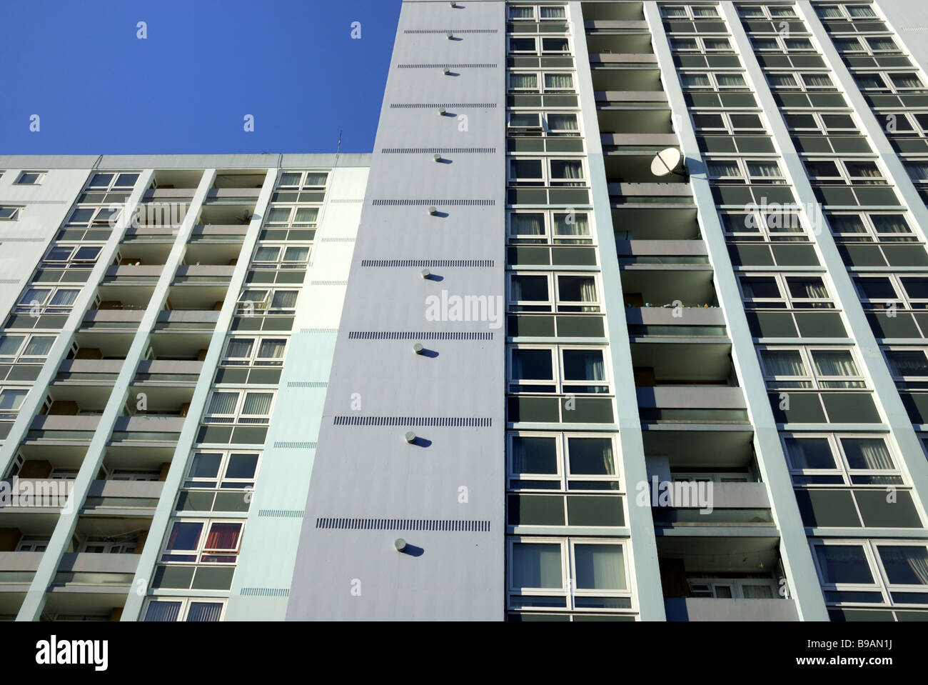 Ein 60er Jahre Wohnblock mit einer Ecke des blauen Himmels Stockfoto