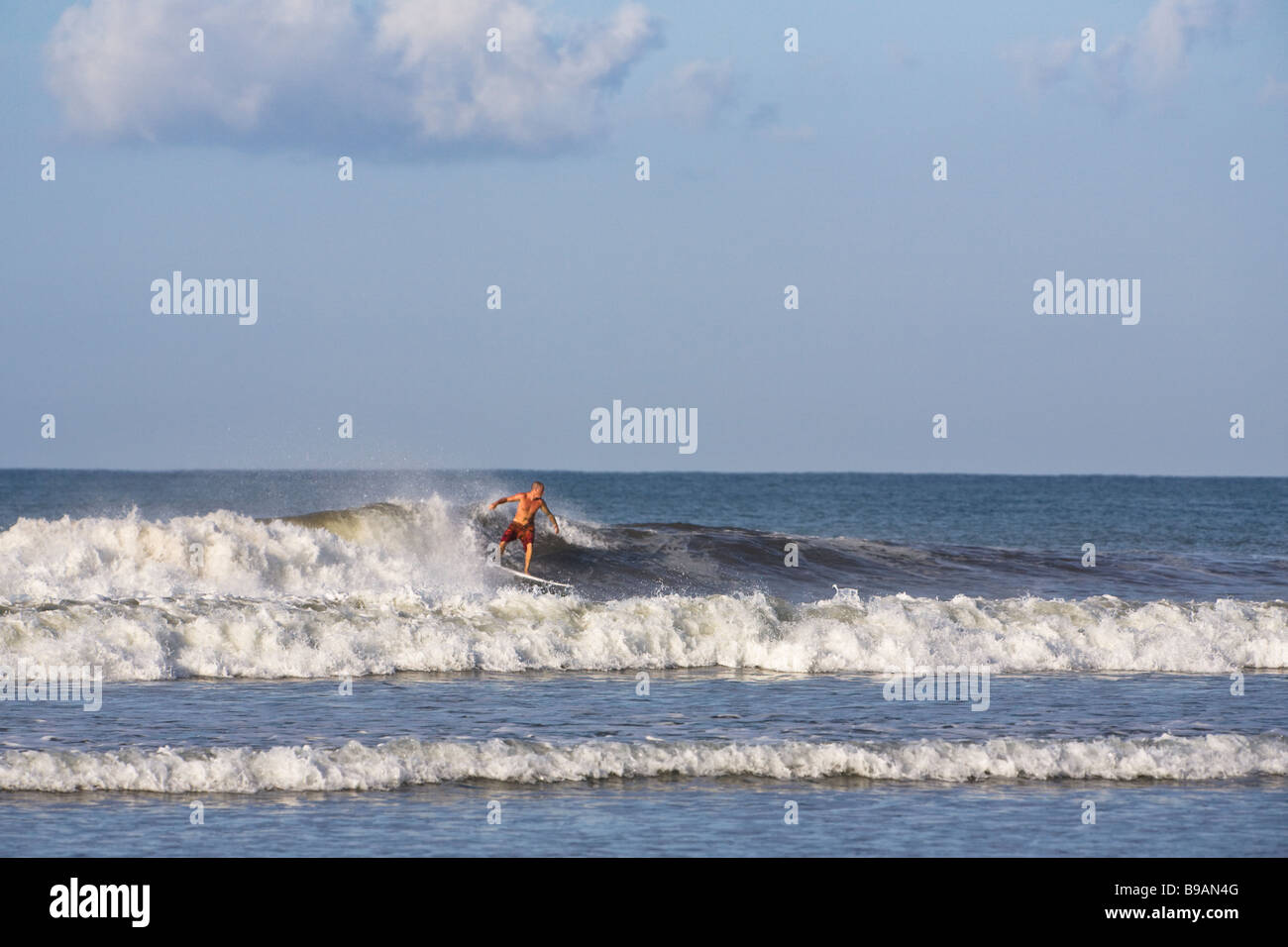 Surfer Surfen den Umbruch am Playa Dominical in Puntarenas, Costa Rica. Stockfoto