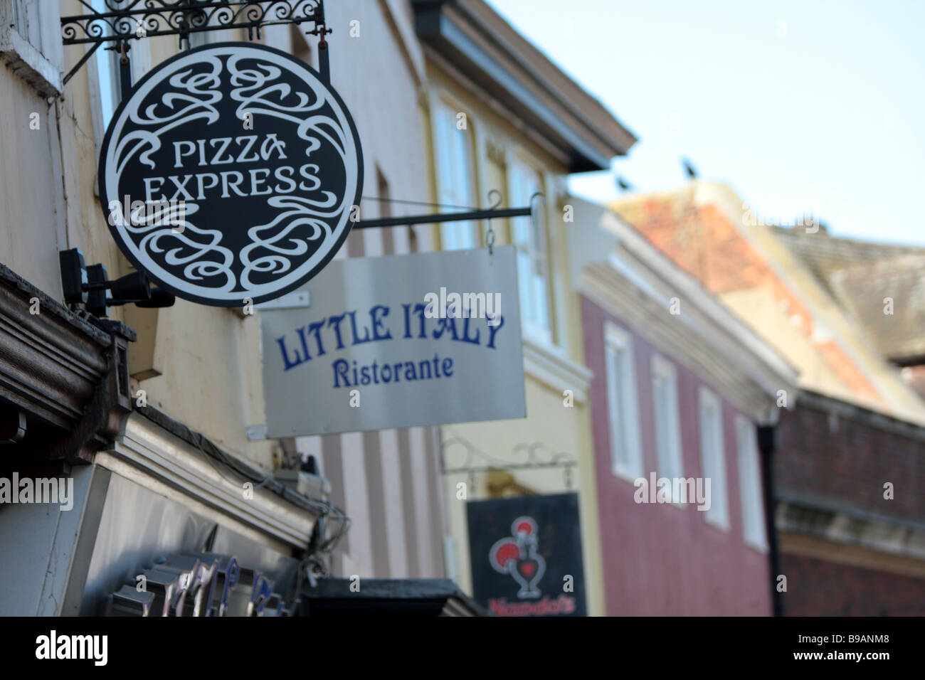 Pizza express, Nandos, "little Italy" Schilder in Windsor High street Stockfoto