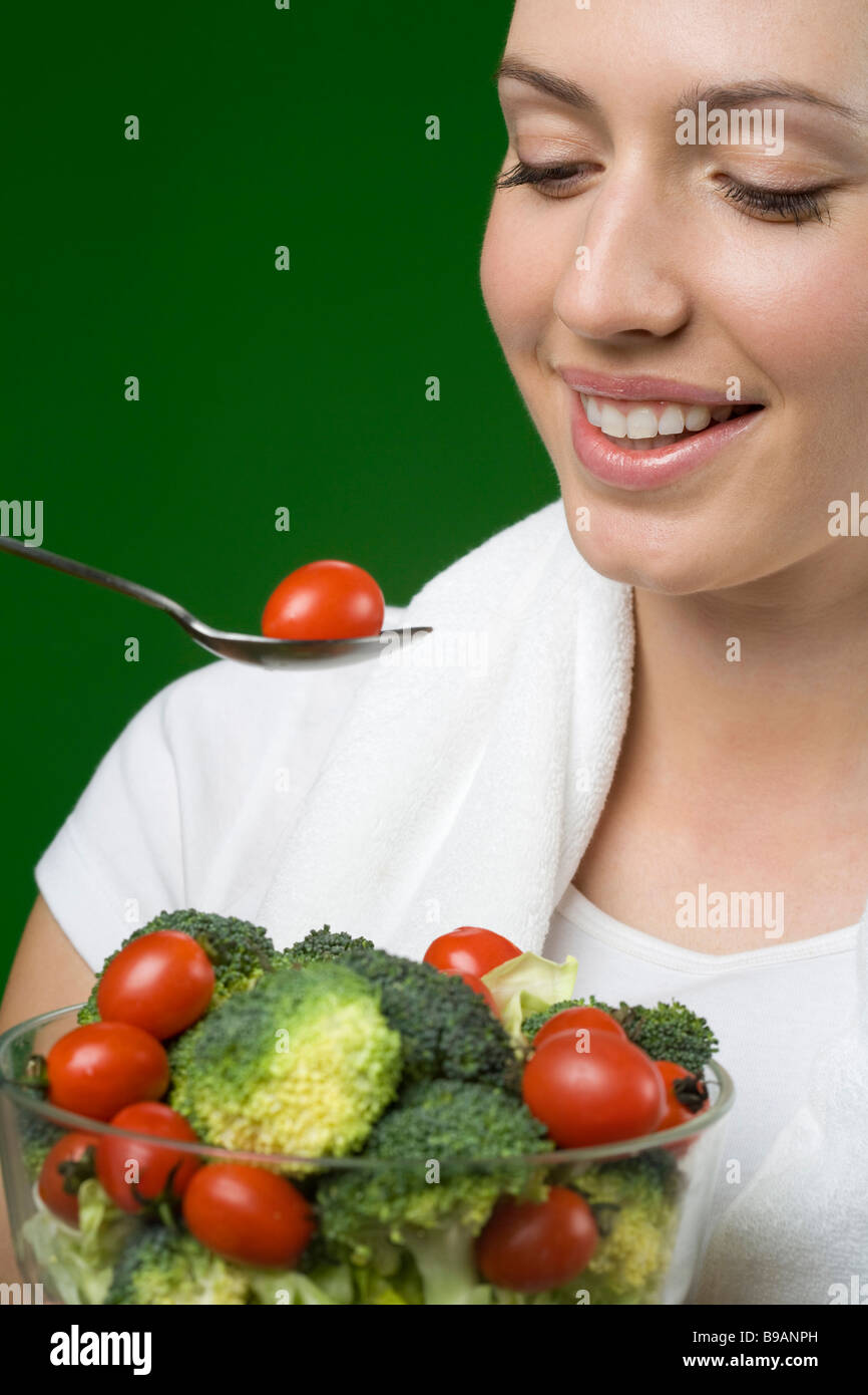 Frau essen Salat Tomate und Brokkoli Stockfoto