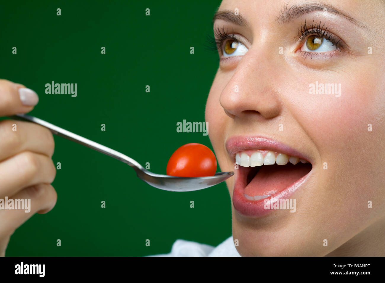 Frau, die Tomaten zu essen Stockfoto