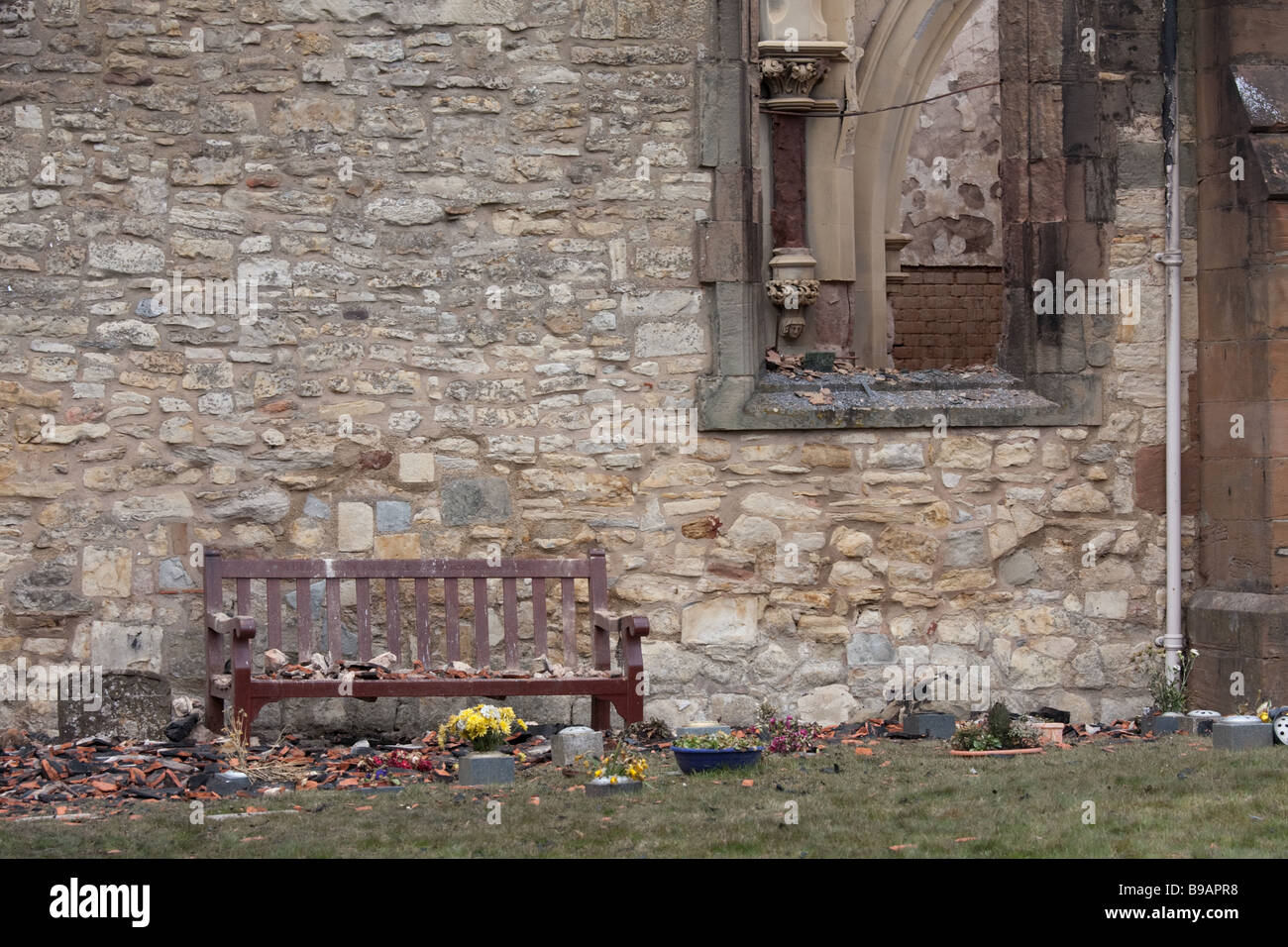 Die ausgebrannten Reste von St. Nicolas Church, Radford Semele, Warwickshire, England, nach einem Brandanschlag Stockfoto