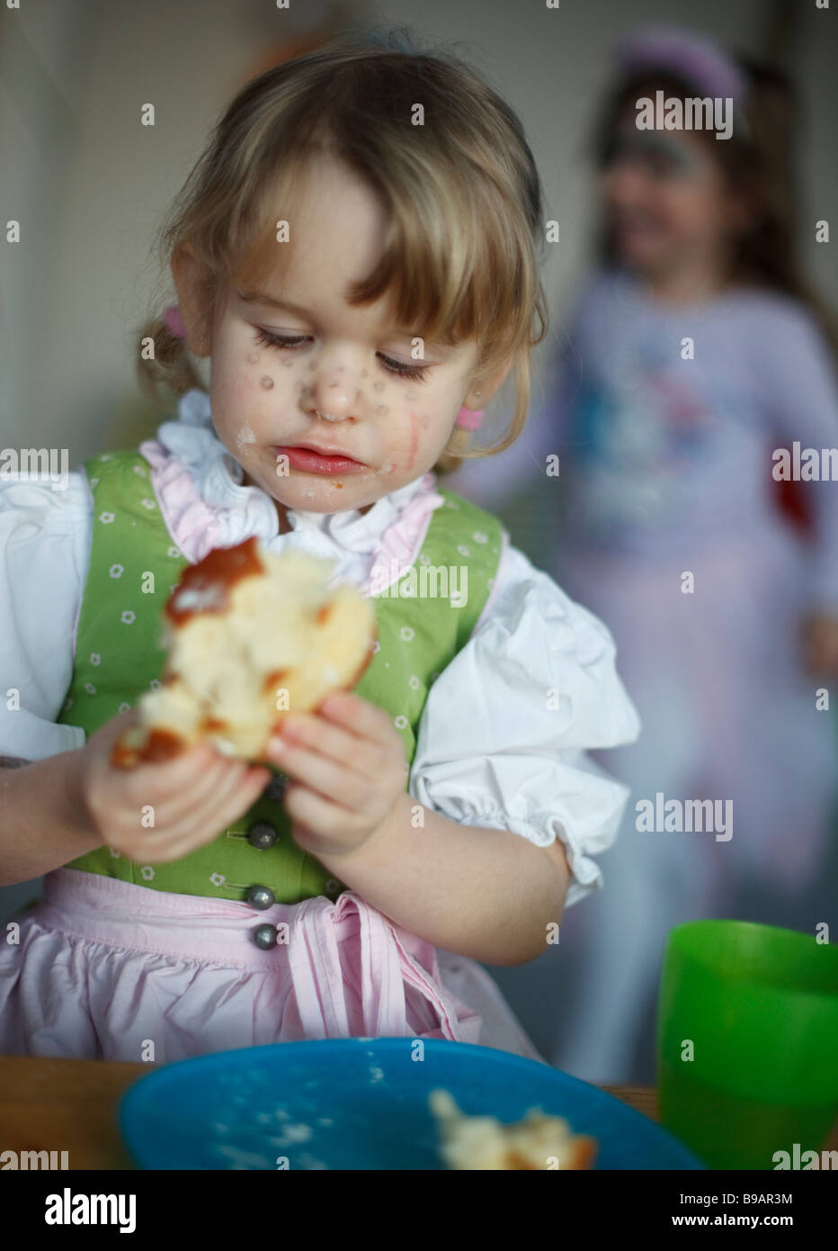 verschleierte Mädchen am Kinder Karneval Stockfoto