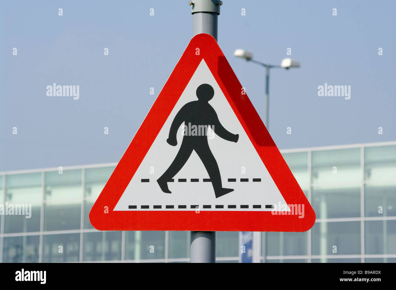 Vorsicht Fußgänger überqueren Road Sign uk Verkehrszeichen Stockfoto