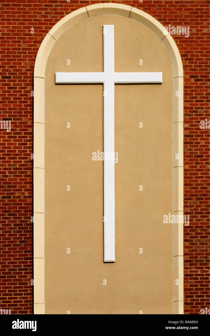 Großes Kreuz auf eine christliche Kirche Stockfoto