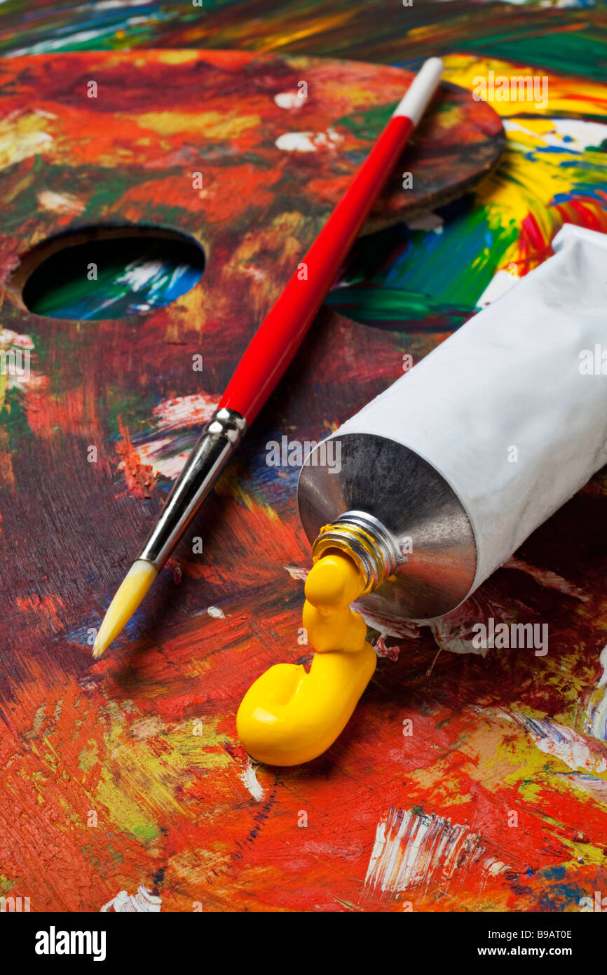 Ölfarben und Pinsel Künstler Werkzeuge Stillleben Konzepte Stockfoto