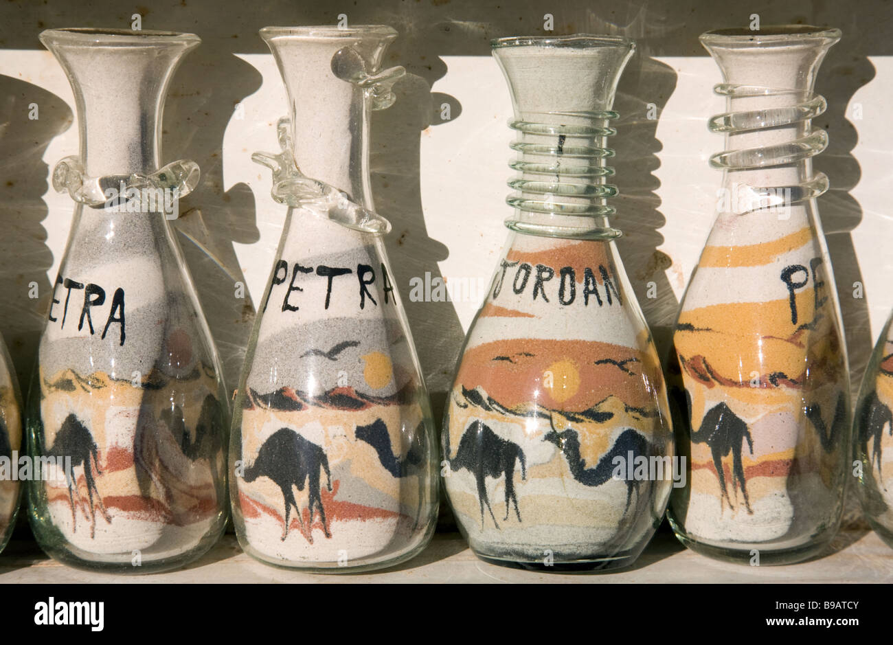 Flaschen gefüllt mit Bildern aus mehrfarbigen Sand gebildet Jordan Stockfoto
