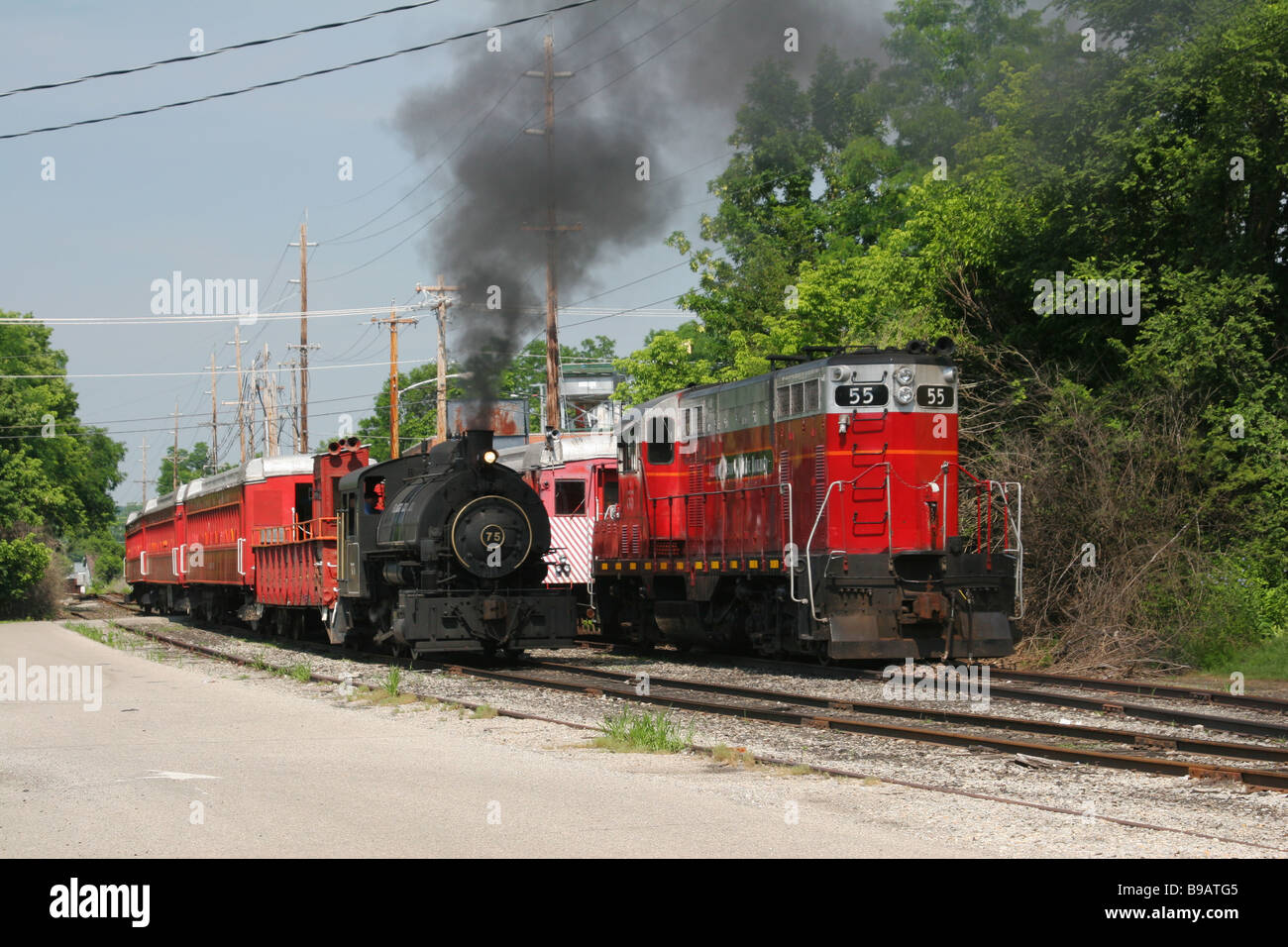 Flagg Coal Company 75 restaurierte Dampflok und GP7 dieselelektrische Lok im Libanon Mason Monroe Eisenbahn Stockfoto