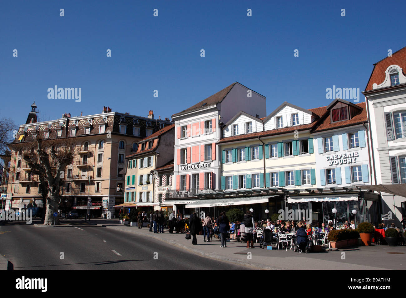 Straßencafés und Bars säumen Quai de Belgique Ouchy südlich von der Stadt Lausanne-Schweiz Stockfoto