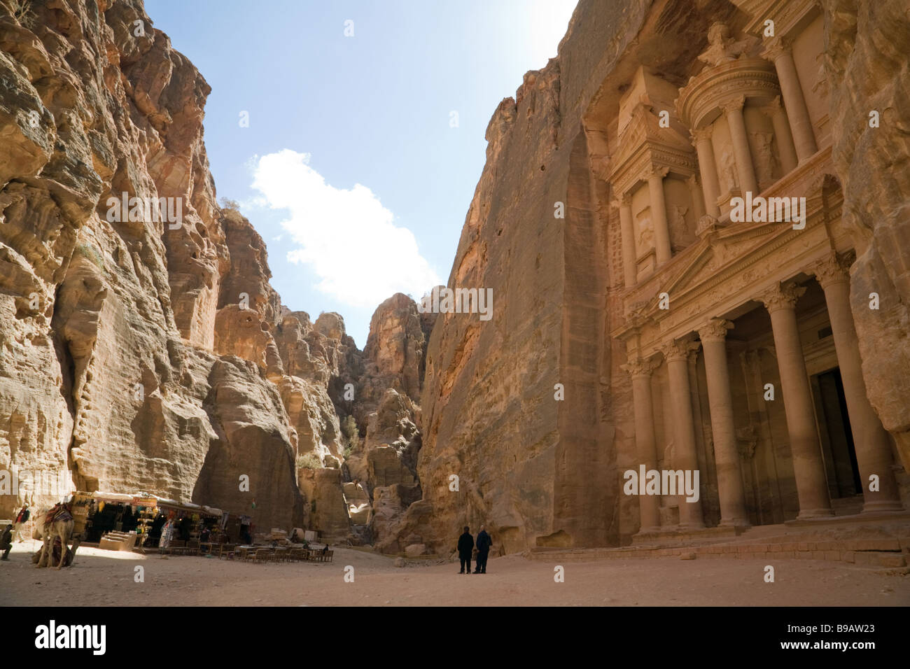 Touristen stehen in der Nähe der Schatzkammer, Petra, Jordanien Stockfoto