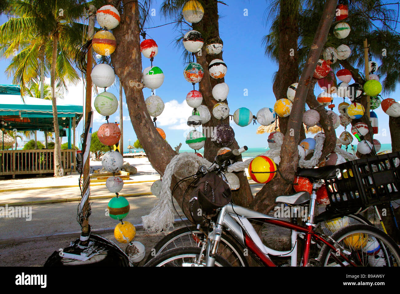 Bunten Strings von Bojen und Fahrrad in einem tropischen gelassene Einstellung in den unteren Florida Keys Stockfoto
