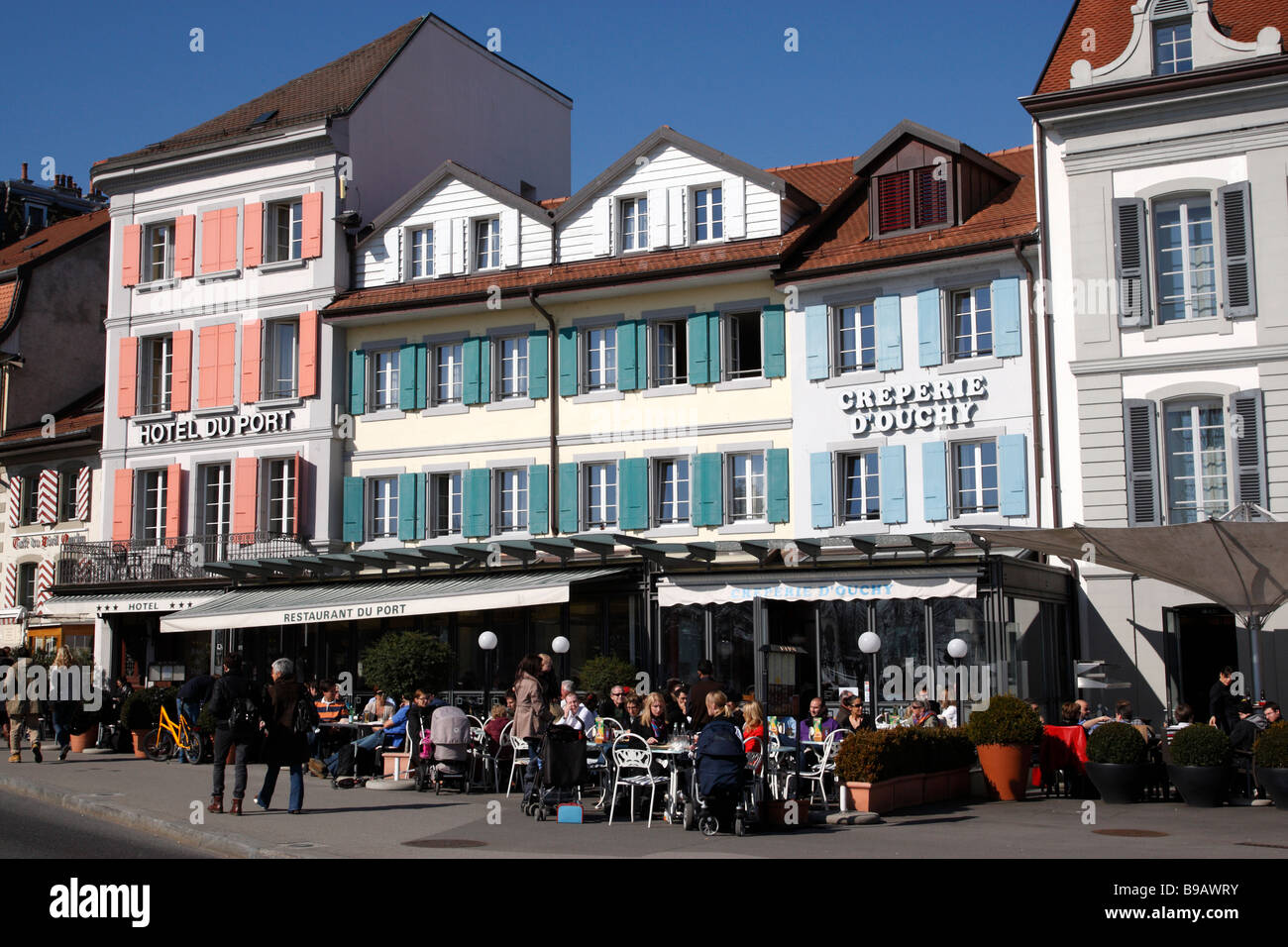 Straßencafés und Bars säumen Quai de Belgique Ouchy südlich von der Stadt Lausanne-Schweiz Stockfoto