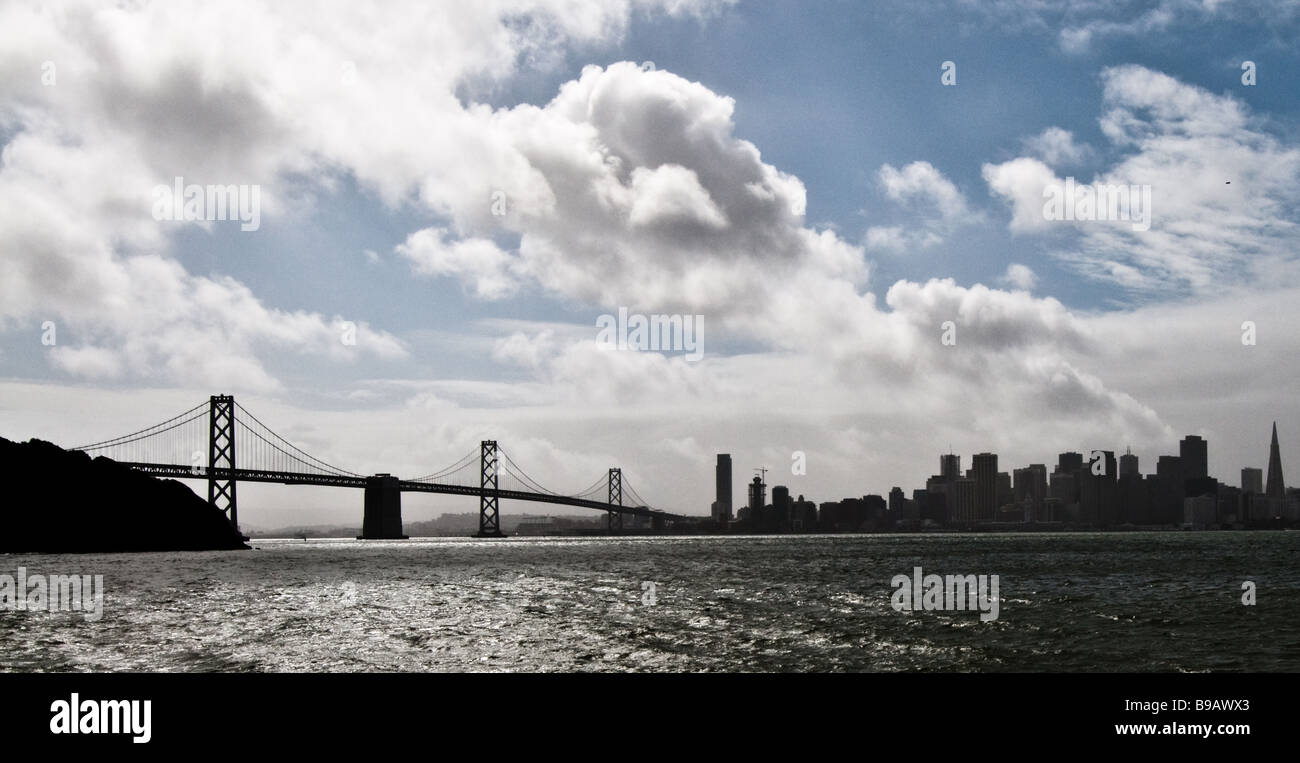 Die Bay Bridge und die Skyline von San Francsico von Treasue Insel gesehen Stockfoto